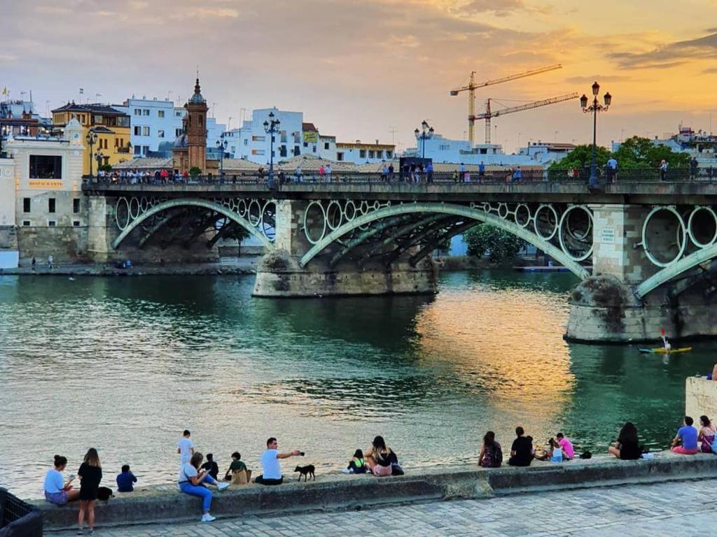 Budget And Cute Rooms With Balcony Sevilla Center エクステリア 写真