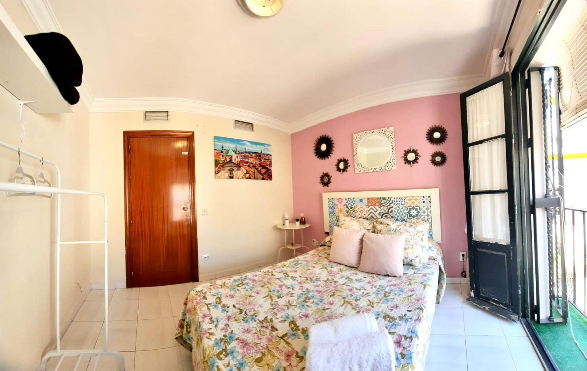 Budget And Cute Rooms With Balcony Sevilla Center エクステリア 写真